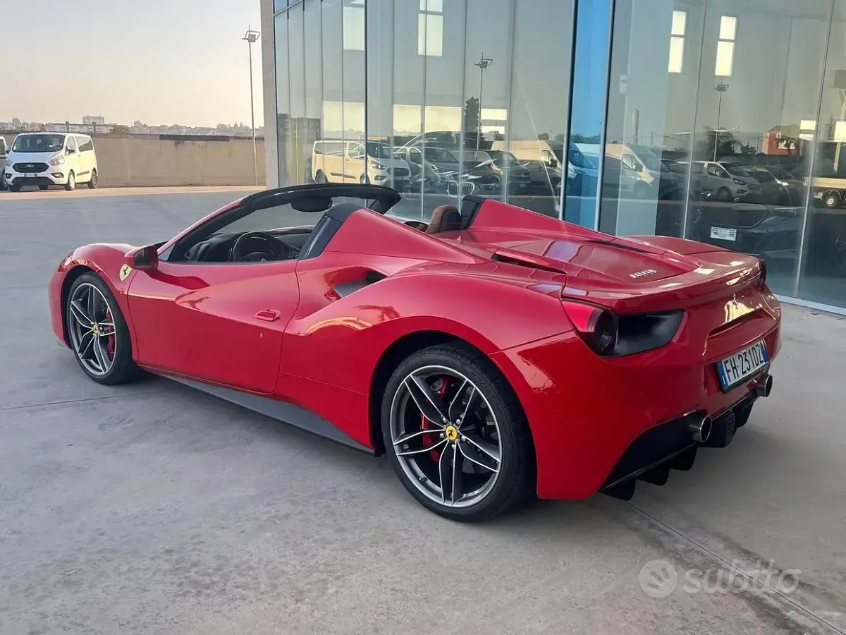 Usata Ferrari 488 670 CV (492 kW) 2017 Rosso Cabrio