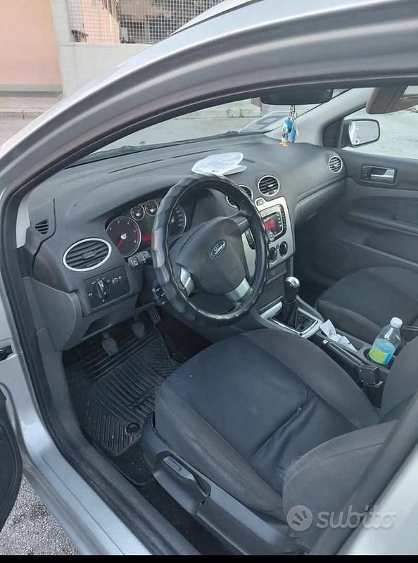 Usata Ford Focus 90 CV (66 kW) 2007 Grigio Station wagon