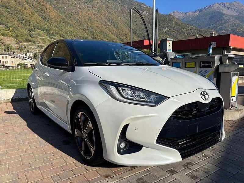 Argento Usata 2024 Toyota Yaris Hybrid Berlina | 23.000 € (Buon prezzo) - Immagine 1/4