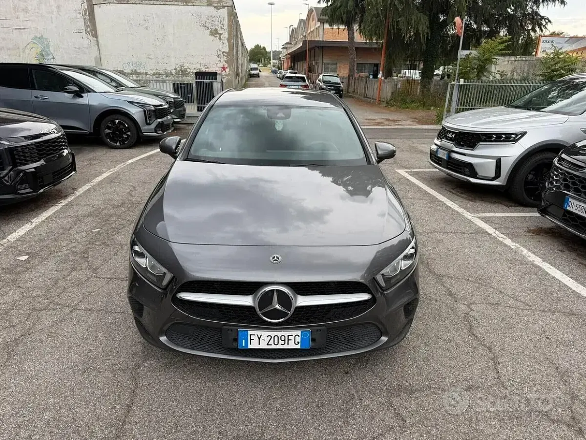 Usata Mercedes A180 116 CV (85 kW) 2019 Grigio Berlina