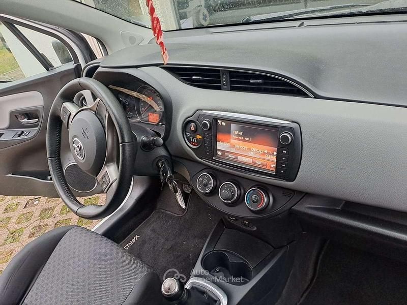 Usata Toyota Yaris Active 69 CV (50 kW) 2015 Bianco Utilitaria