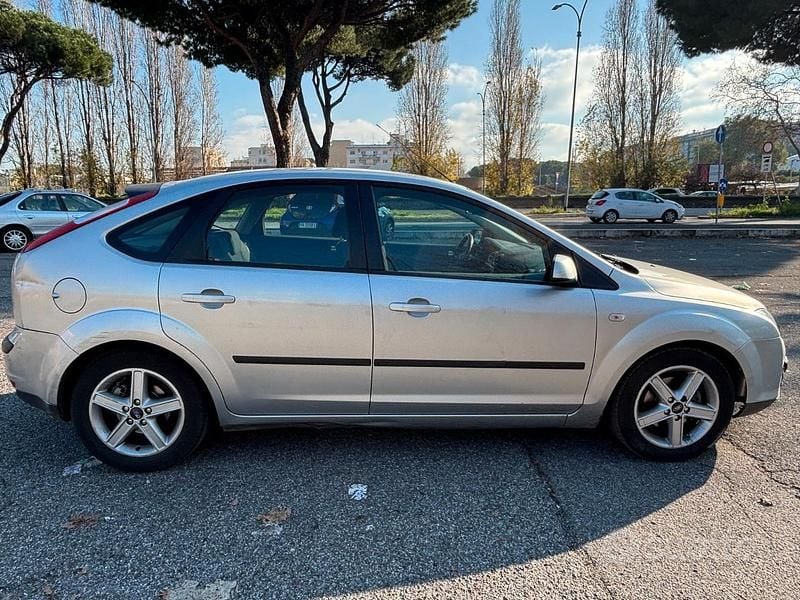 Grigio Usata 2006 Ford Focus Tre volumi | 1400 € (Super prezzo) - Immagine 1/4