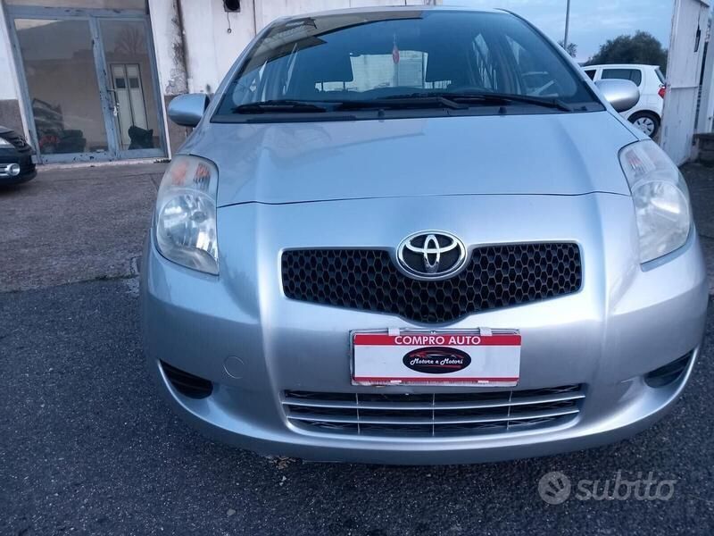 Grigio Usata 2008 Toyota Yaris Tre volumi | 4500 € (Buon prezzo) - Immagine 1/4