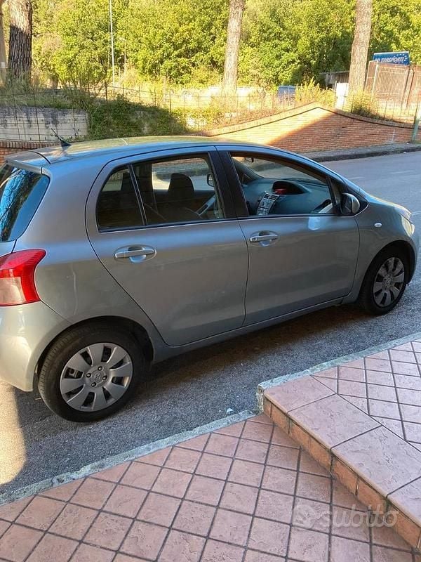 Usata Toyota Yaris Sol 87 CV (63 kW) 2006 Grigio Berlina