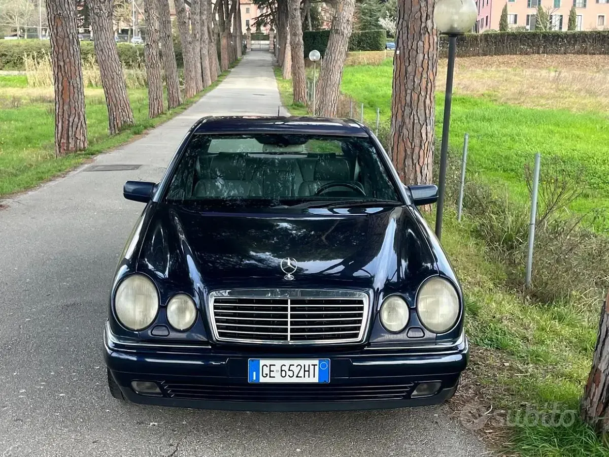 Begagnad Mercedes E200 Avantgarde 136 HK (100 kW) 1995 Blå Sedan