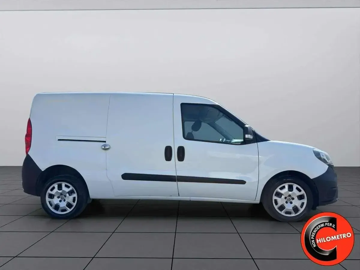 Usata Fiat Doblò 105 CV (77 kW) 2022 Bianco Monovolume