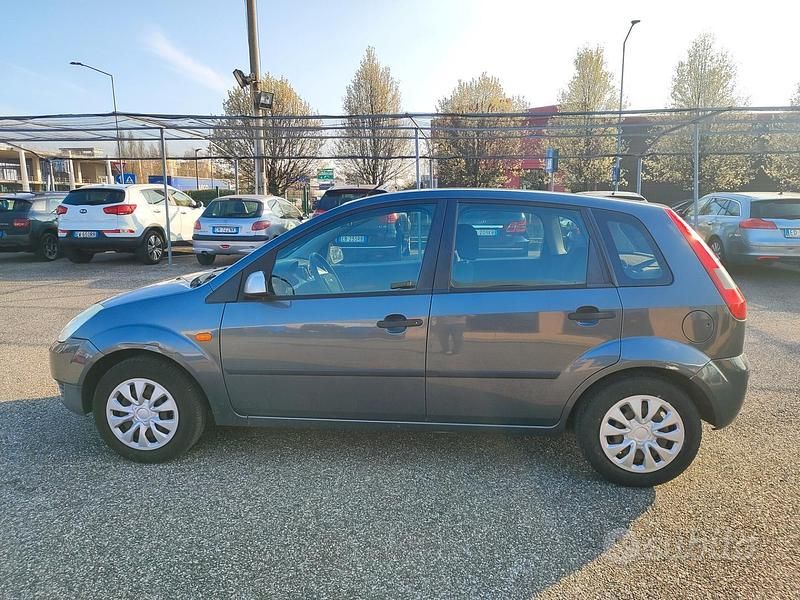 Usata Ford Fiesta Zetec 75 CV (55 kW) 2004 Grigio Utilitaria