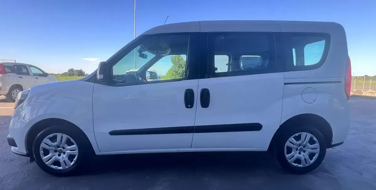 Usata Fiat Doblò 105 CV (77 kW) 2022 Bianco Monovolume