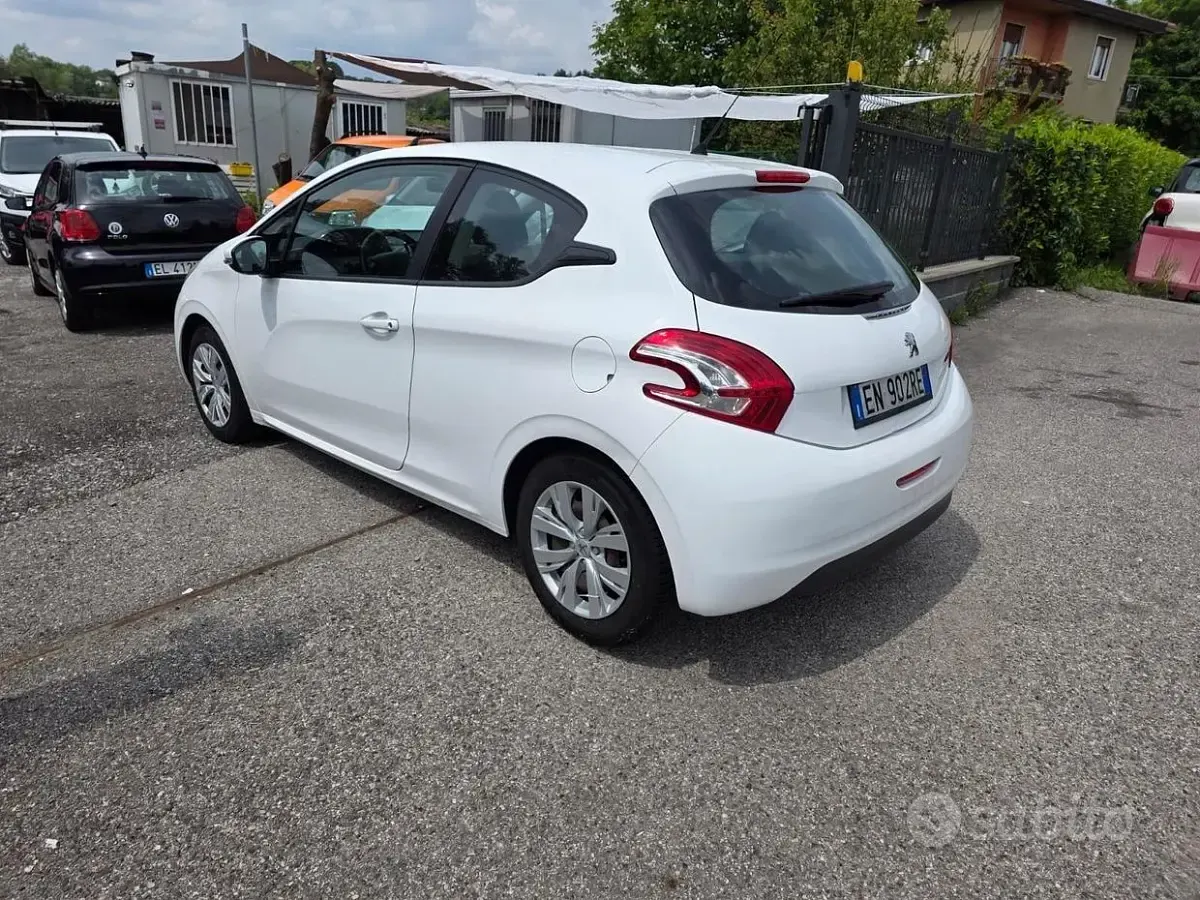 Usata Peugeot 208 Access 82 CV (60 kW) 2012 Bianco Utilitaria