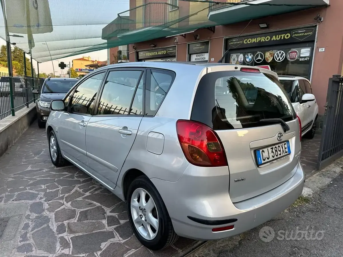 Usata Toyota Corolla Verso 110 CV (80 kW) 2003 Grigio Monovolume