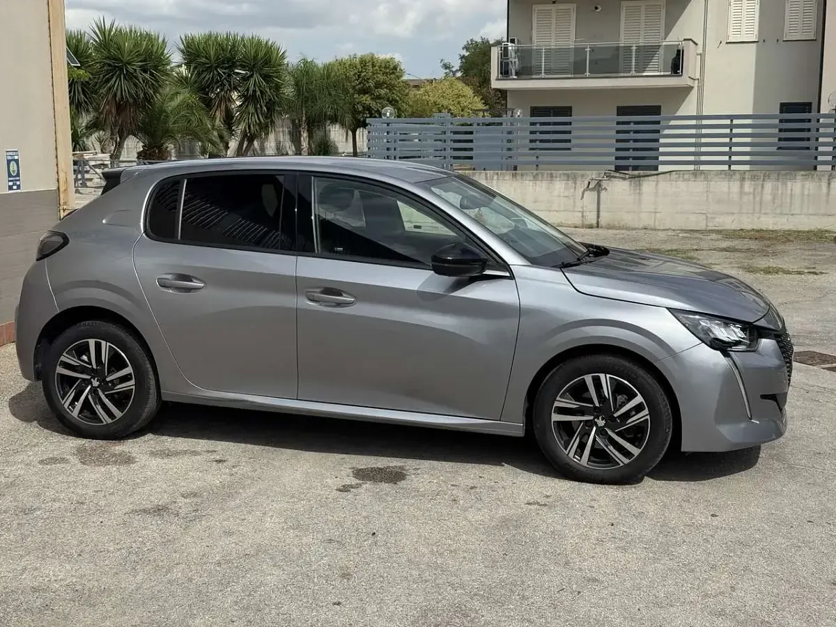 Usata Peugeot 208 Allure 102 CV (75 kW) 2023 Other Utilitaria
