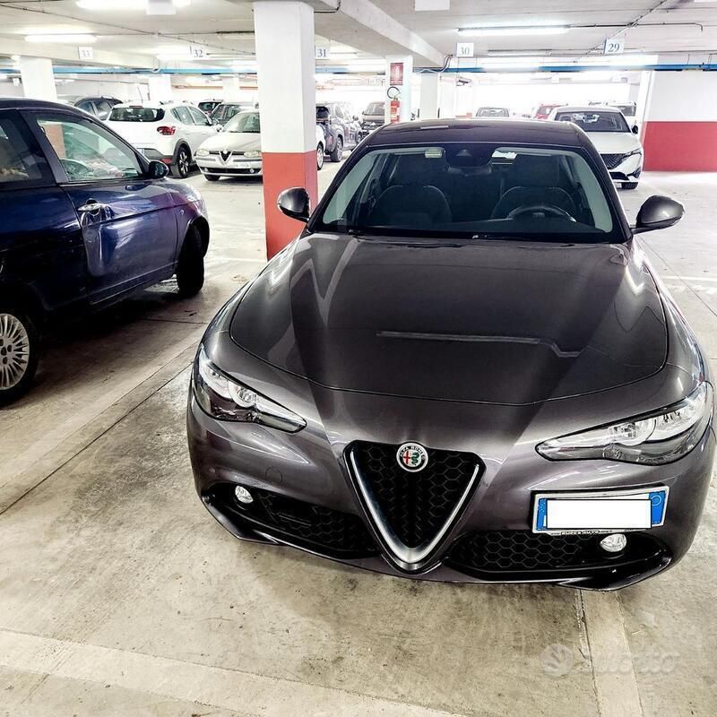 Grigio Usata 2017 Alfa Romeo Giulia Tre volumi | 15.000 € (Buon prezzo) - Immagine 1/4