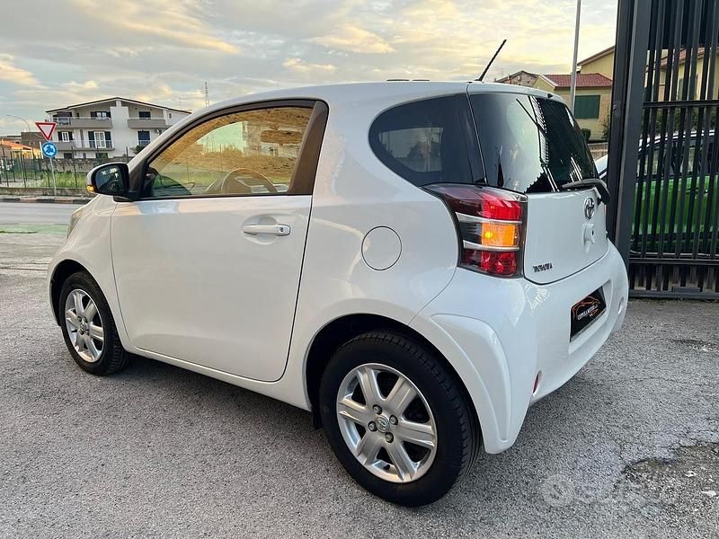 Begagnad Toyota iQ Sol 68 HK (50 kW) 2012 Vit Halvkombi