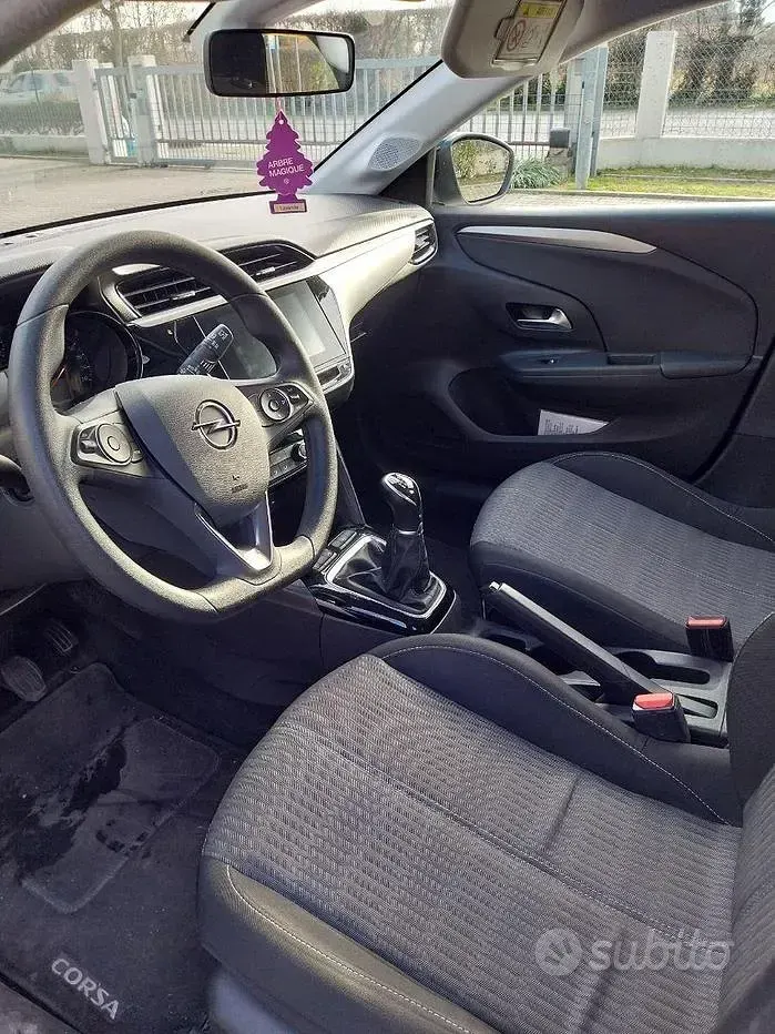 Używany Opel Corsa Edition 75 KM (55 kW) 2021 Biały Hatchback