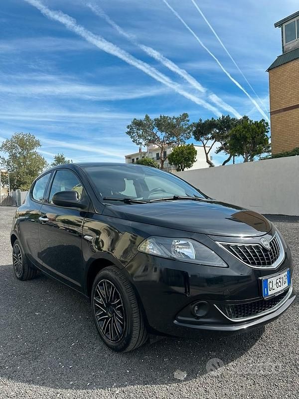 Usata Lancia Ypsilon Gold 69 CV (50 kW) 2022 Nero Utilitaria