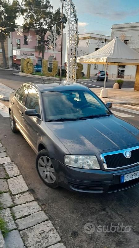 Usata Skoda Superb 130 CV (95 kW) 2005 Marrone Berlina