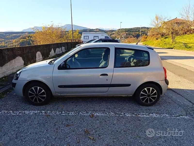 Grigio Usata 2003 Renault Clio II Tre volumi | 1200 € - Immagine 1/4