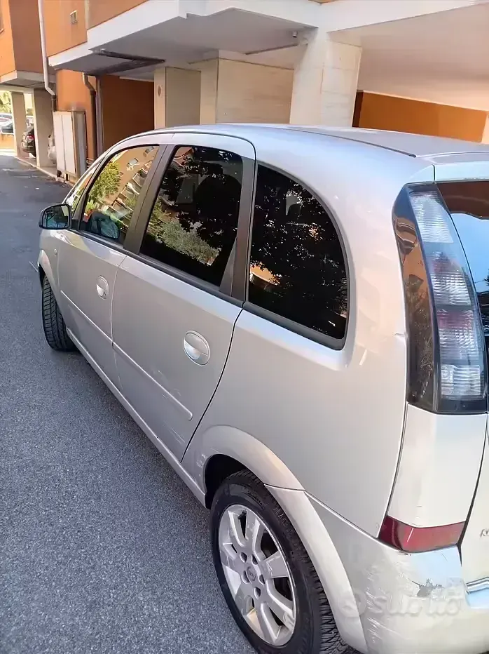 Usado Opel Meriva 101 CV (74 kW) 2008 Gris Monovolumen