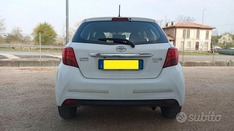 Usata Toyota Yaris Lounge 99 CV (72 kW) 2015 Bianco Utilitaria