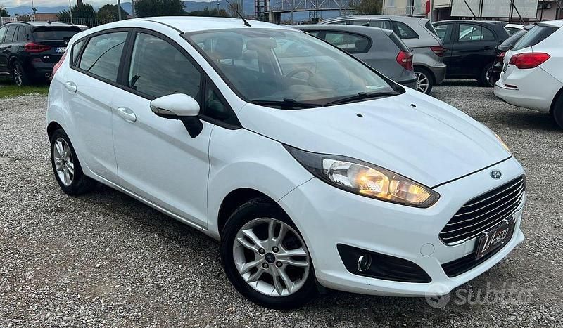 Bianco Usata 2015 Ford Fiesta Business Edition Due volumi | 6990 € (Buon prezzo) - Immagine 1/4