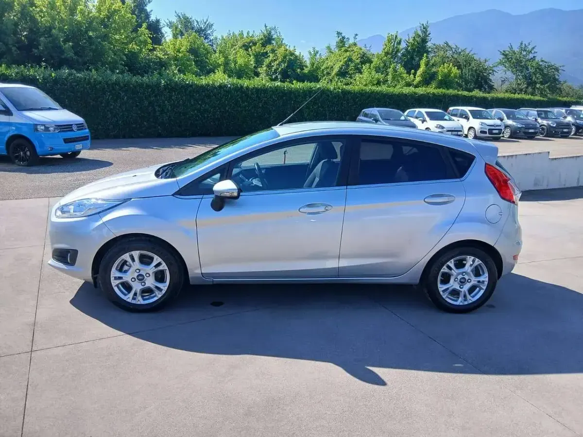 Usata Ford Fiesta Titanium 75 CV (55 kW) 2015 Argento Utilitaria