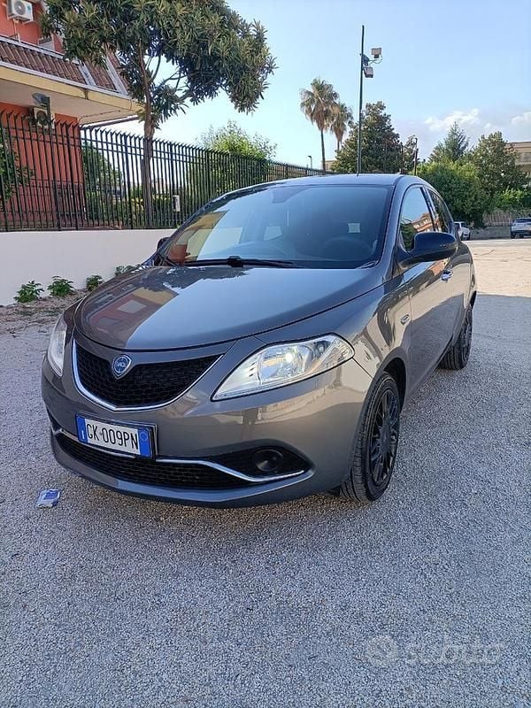 Usata Lancia Ypsilon 95 CV (69 kW) 2018 Grigio Utilitaria