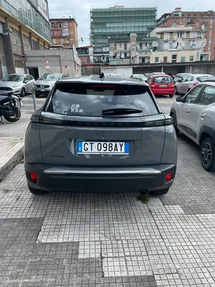Usata Peugeot 2008 Allure 102 CV (75 kW) 2024 Grigio SUV