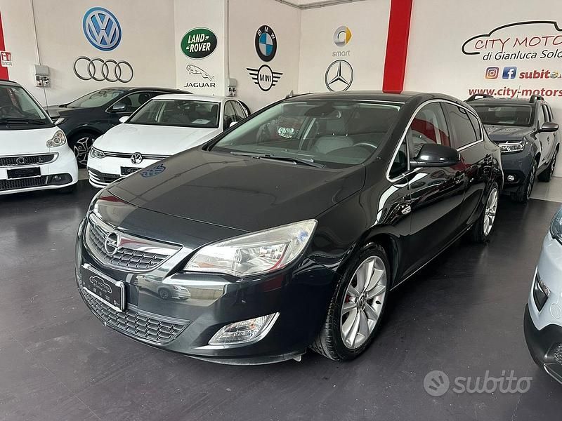 Nero Usata 2012 Opel Astra Cosmo Tre volumi | 7450 € (Molto cara) - Immagine 1/4