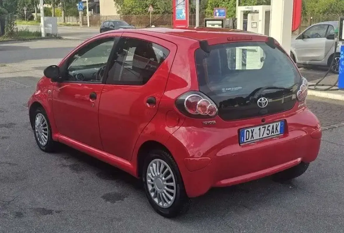 Usata Toyota Aygo Sol 68 CV (50 kW) 2009 Rosso Utilitaria