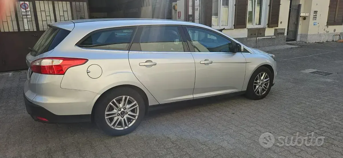 Usata Ford Focus 116 CV (85 kW) 2012 Grigio Station wagon