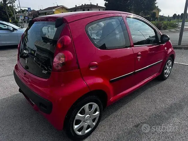 Usata Peugeot 107 Active 68 CV (50 kW) 2010 Rosso Utilitaria