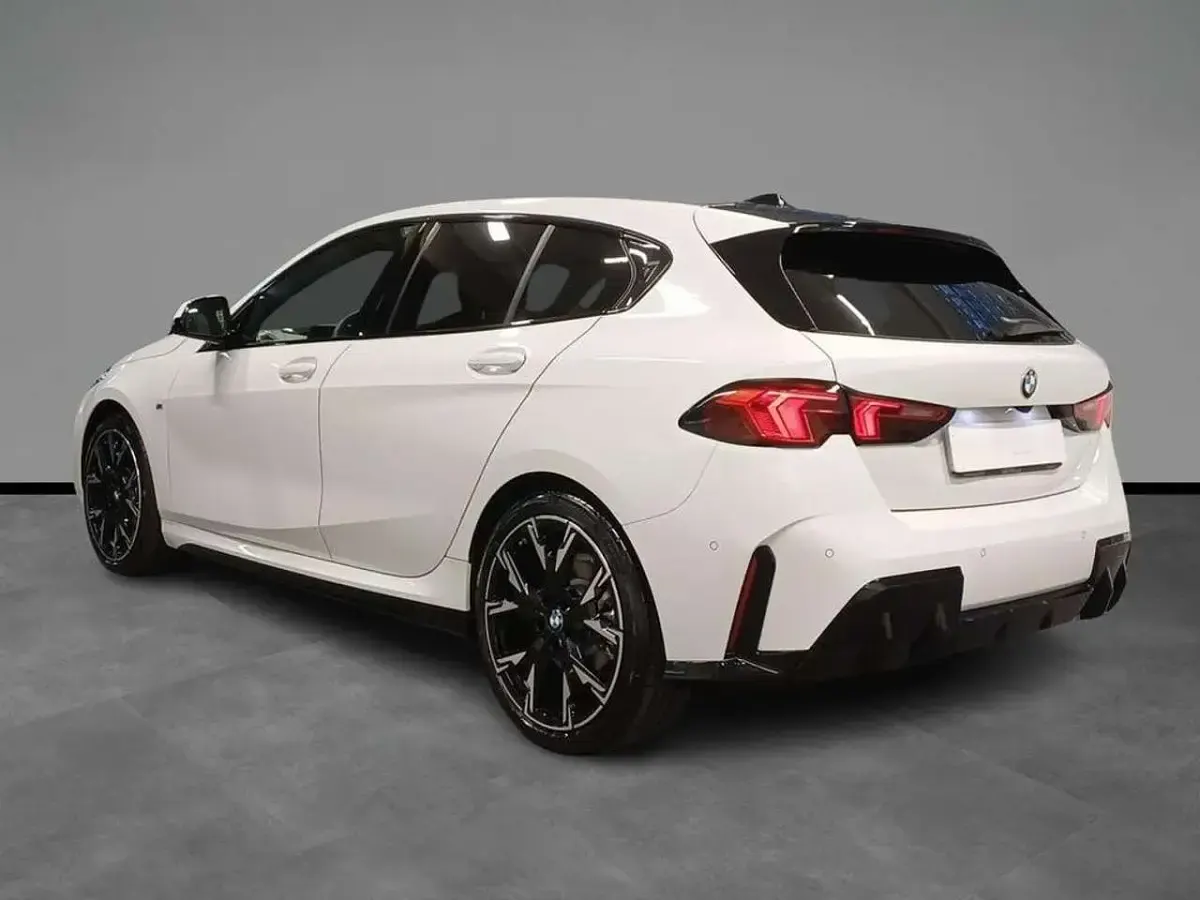 Nuova BMW 120 163 CV (119 kW) 2026 Alpin white pastello Utilitaria