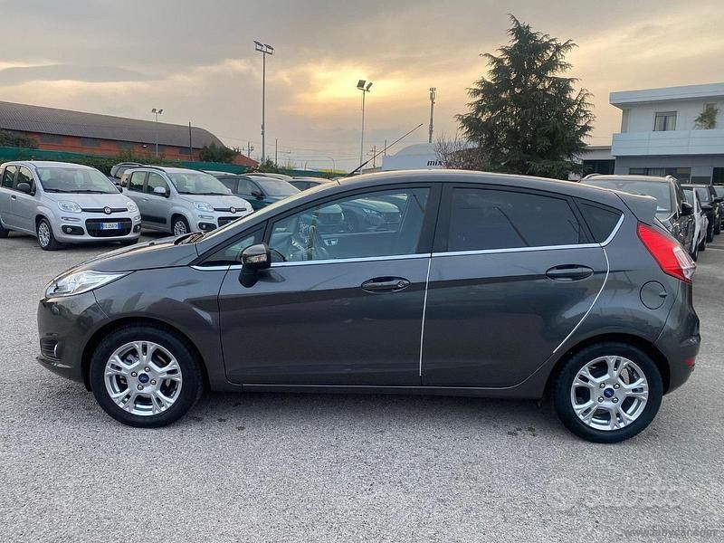 Begagnad Ford Fiesta Titanium 101 HK (74 kW) 2016 Blå Sedan