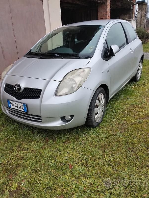 Usata Toyota Yaris 90 CV (66 kW) 2008 Grigio Utilitaria