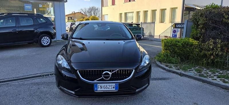 Usata Volvo V40 Kinetic 120 CV (88 kW) 2018 Nero Berlina