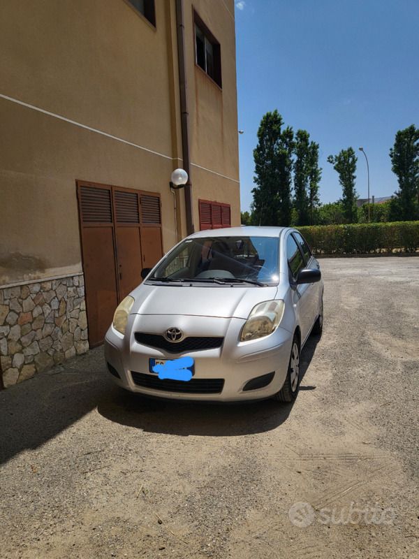 Usata Toyota Yaris 65 CV (47 kW) 2010 Grigio Utilitaria