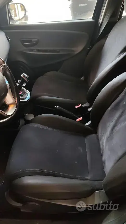 Usata Lancia Ypsilon 80 CV (58 kW) 2013 Nero Utilitaria