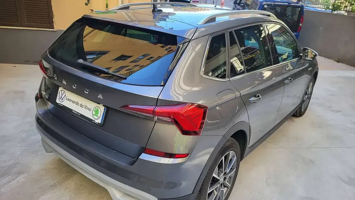 Usata Skoda Kamiq ScoutLine 110 CV (80 kW) 2023 Grigio graphite metal SUV