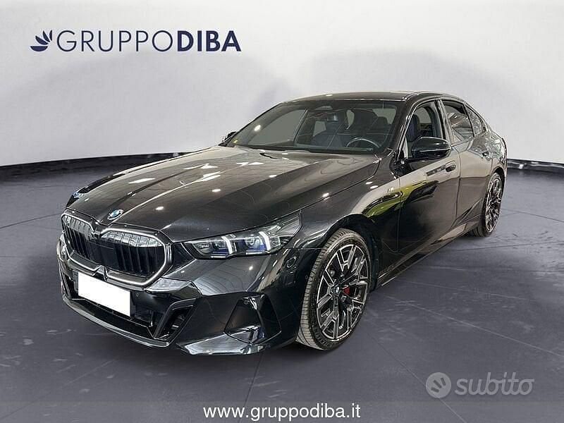 Bicolore Usata 2023 BMW 520 M Sport Tre volumi | 51.500 € (Buon prezzo) - Immagine 1/4