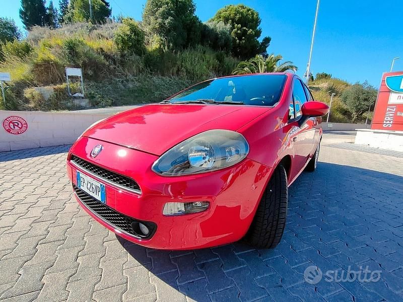 Usata Fiat Punto 77 CV (56 kW) 2014 Rosso Utilitaria