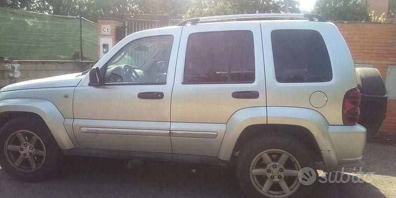 Usata Jeep Cherokee 116 CV (85 kW) 2006 Grigio SUV