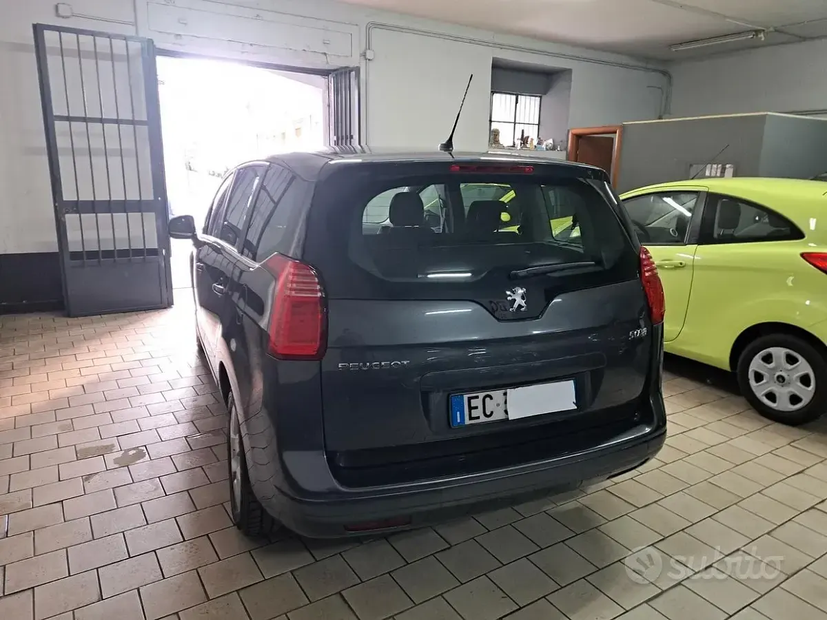 Usata Peugeot 5008 112 CV (82 kW) 2010 Grigio Monovolume