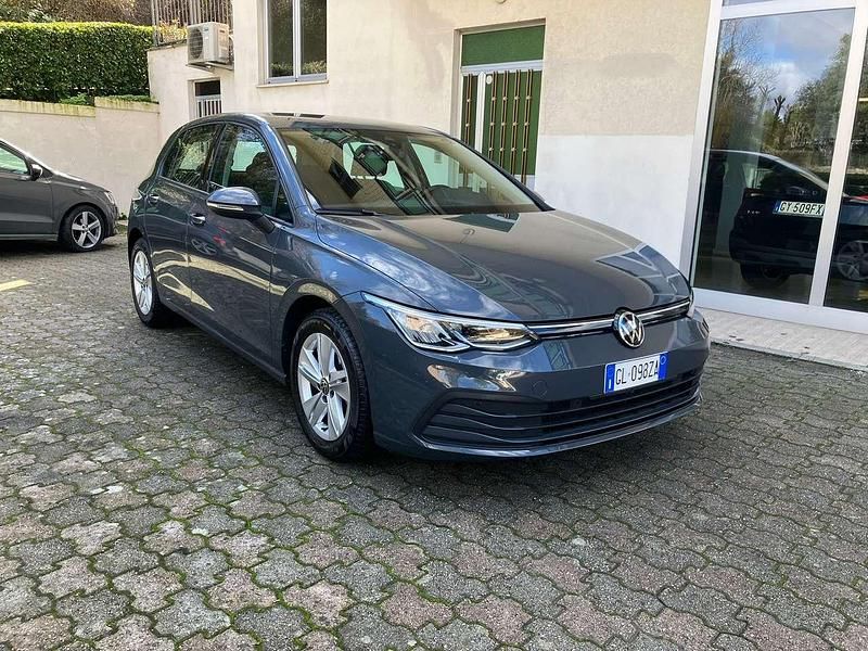 Usata VW Golf VIII Life 110 CV (80 kW) 2022 Dolphin grey Berlina