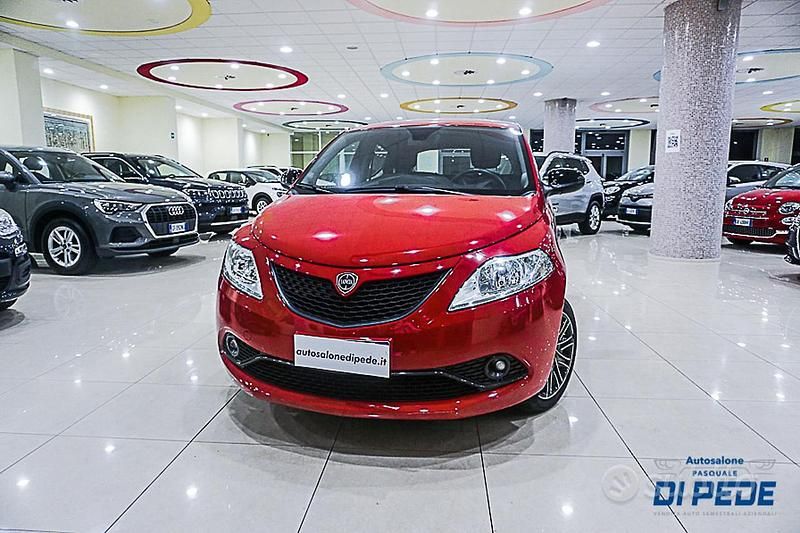 Usata Lancia Ypsilon Gold 69 CV (50 kW) 2021 Rosso Utilitaria