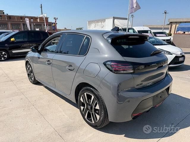 Usata Peugeot 208 Allure 101 CV (74 kW) 2025 Grigio Utilitaria