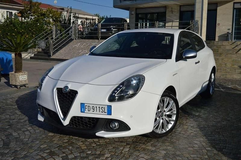 Bianco Usata 2016 Alfa Romeo Giulietta Super Tre volumi | 8990 € (Buon prezzo) - Immagine 1/4