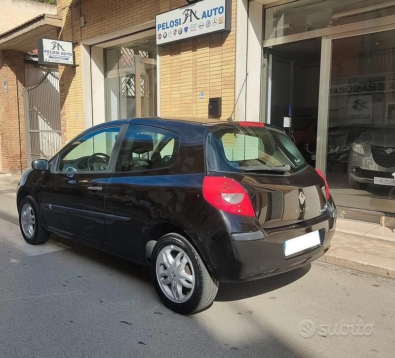 Usata Renault Clio II 75 CV (55 kW) 2005 Nero Berlina