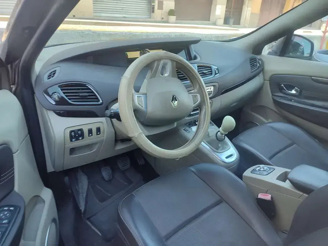 Usata Renault Scenic E-Tech Luxe 131 CV (96 kW) 2011 Marrone Monovolume