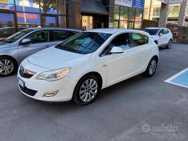 Usata 2012 Opel Astra Due volumi | 5200 € (Buon prezzo) - Immagine 1/3