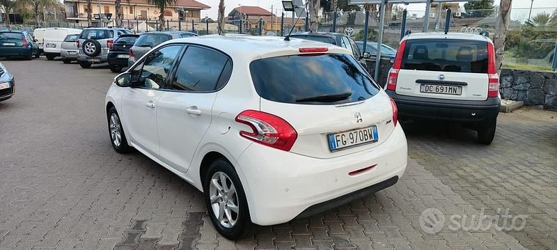 Usata Peugeot 208 Active 68 CV (50 kW) 2014 Bianco Utilitaria